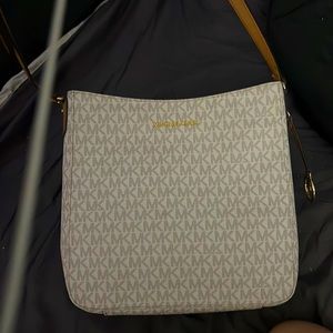 Only used 3 times it’s been sitting in my closet for the past 4 years .